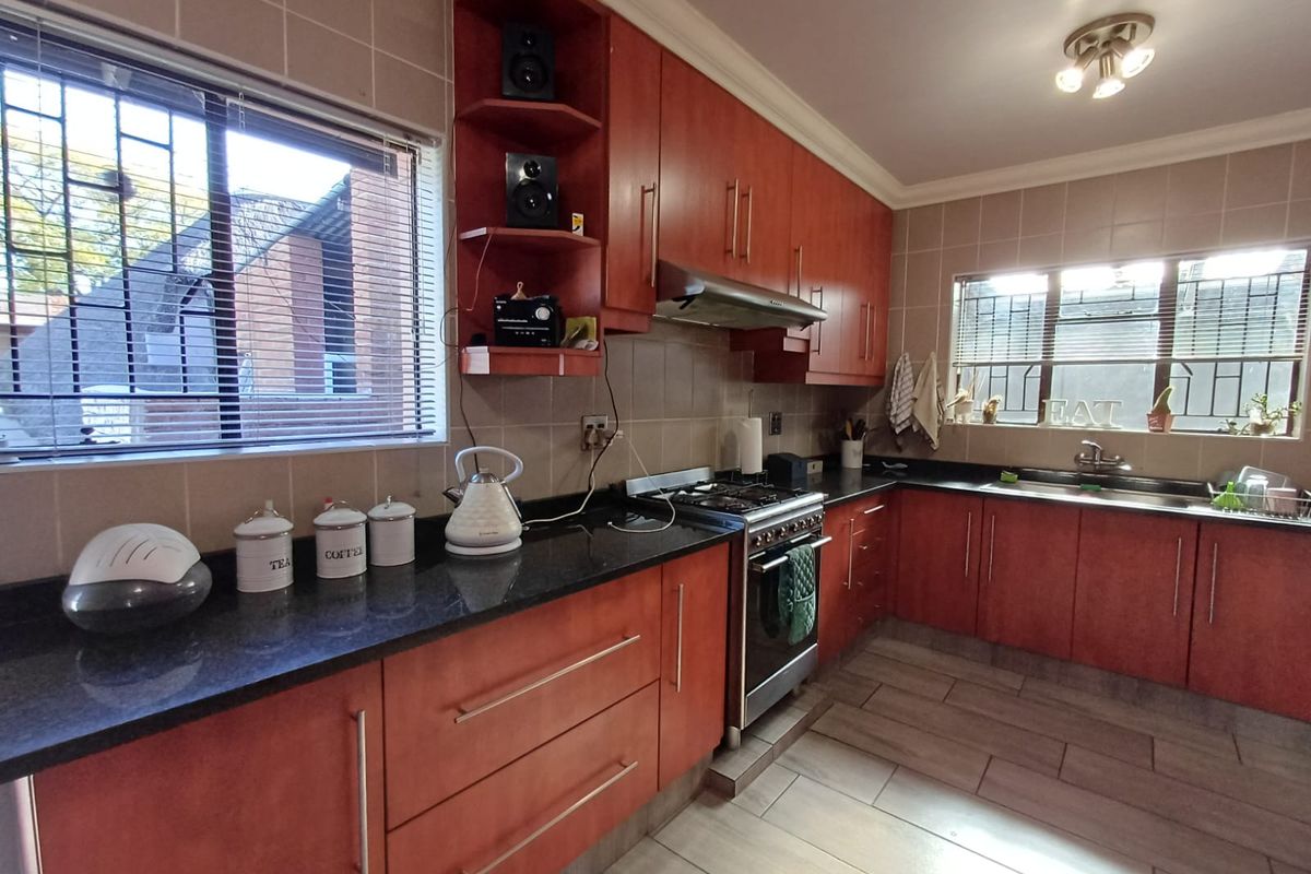Modern and Renovated Property In CW 5. - Photo 2