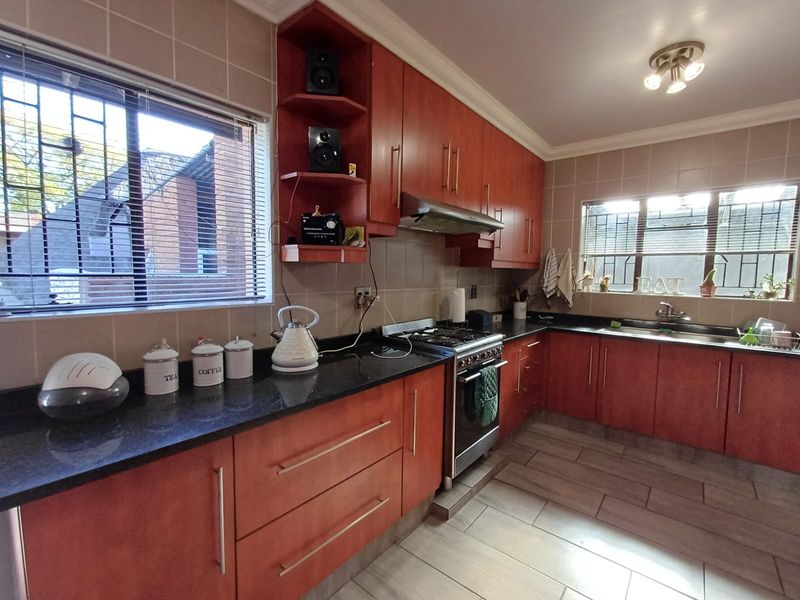 Modern and Renovated Property In CW 5. - Photo 2