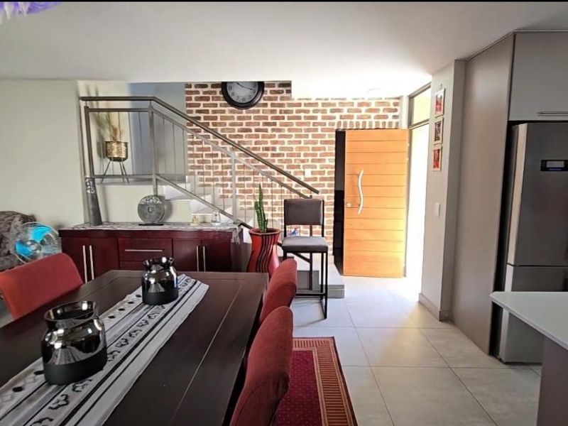 3 Bedrooms | 3 Bathrooms (2 En-Suite) | Gas Fireplace | Patio with Built-in Braai | Double Garage - Photo 6