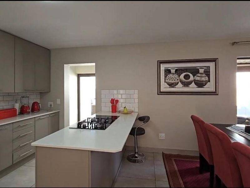 3 Bedrooms | 3 Bathrooms (2 En-Suite) | Gas Fireplace | Patio with Built-in Braai | Double Garage - Photo 3