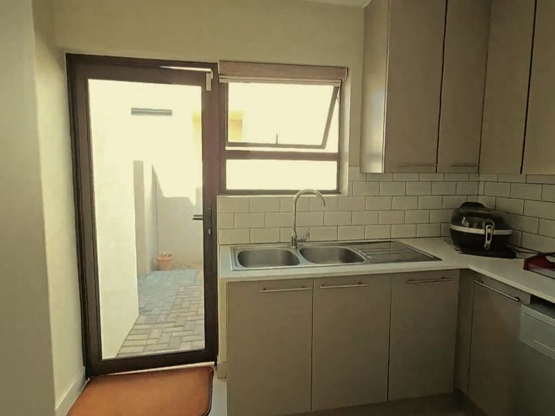 3 Bedrooms | 3 Bathrooms (2 En-Suite) | Gas Fireplace | Patio with Built-in Braai | Double Garage - Photo 8