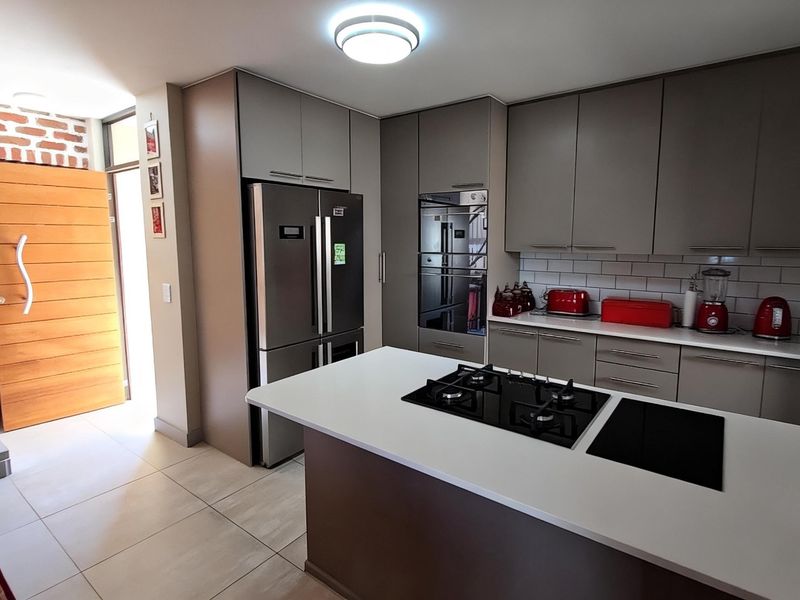 3 Bedrooms | 3 Bathrooms (2 En-Suite) | Gas Fireplace | Patio with Built-in Braai | Double Garage - Photo 9