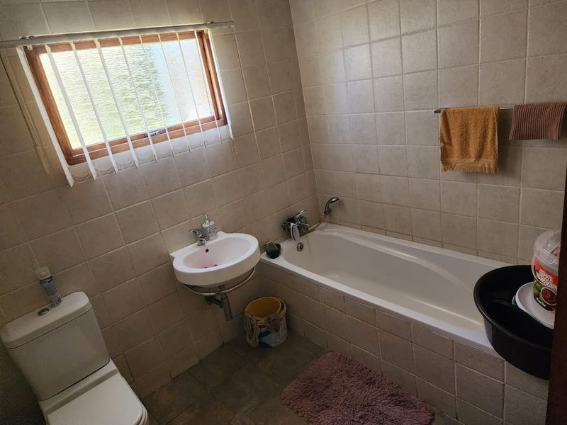 STUNNING FAMILY HOME, INCOME GENERATOR ON 8572m2 IN MIDRAND! - Photo 8