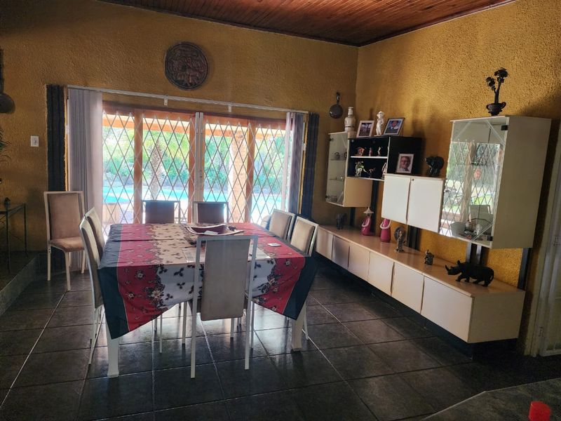 STUNNING FAMILY HOME, INCOME GENERATOR ON 8572m2 IN MIDRAND! - Photo 5
