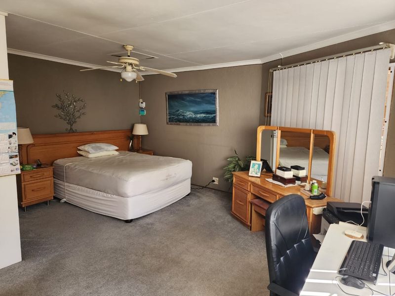 STUNNING FAMILY HOME, INCOME GENERATOR ON 8572m2 IN MIDRAND! - Photo 9