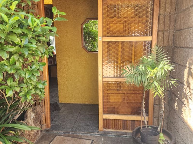 STUNNING FAMILY HOME, INCOME GENERATOR ON 8572m2 IN MIDRAND! - Photo 3