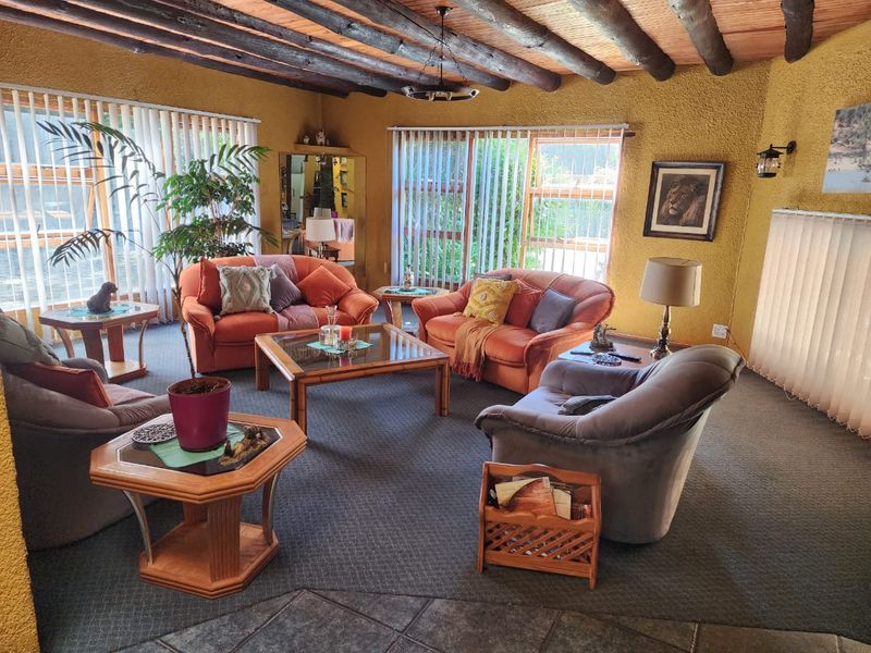 STUNNING FAMILY HOME, INCOME GENERATOR ON 8572m2 IN MIDRAND! - Photo 4
