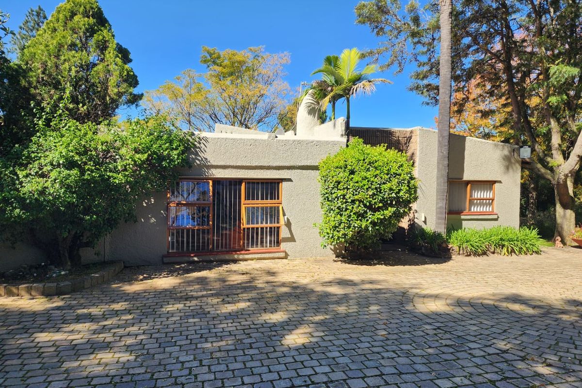 STUNNING FAMILY HOME, INCOME GENERATOR ON 8572m2 IN MIDRAND! - Photo 2