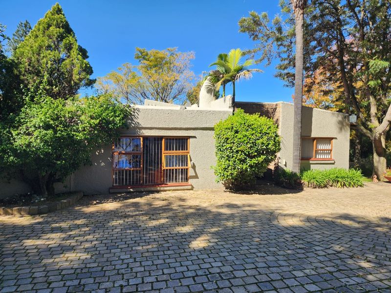 STUNNING FAMILY HOME, INCOME GENERATOR ON 8572m2 IN MIDRAND! - Photo 2