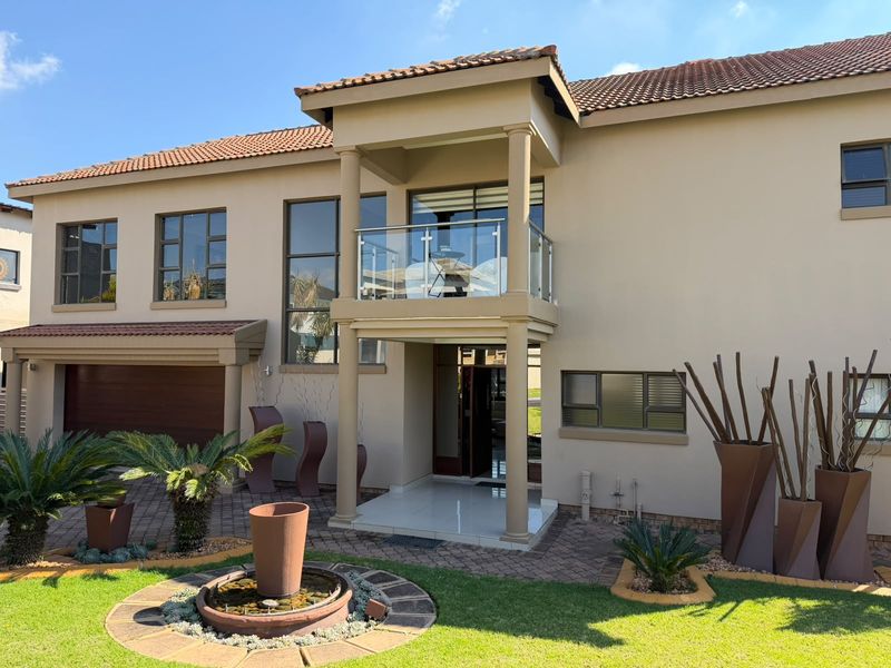Modern Double-Storey Family Home with Exceptional Entertainment Features in Bendor - Photo 1