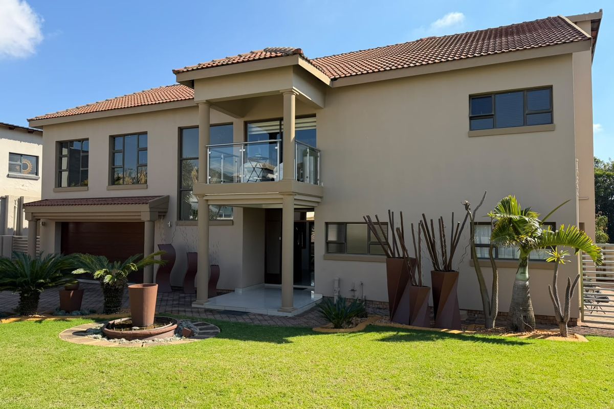 Modern Double-Storey Family Home with Exceptional Entertainment Features in Bendor - Photo 2