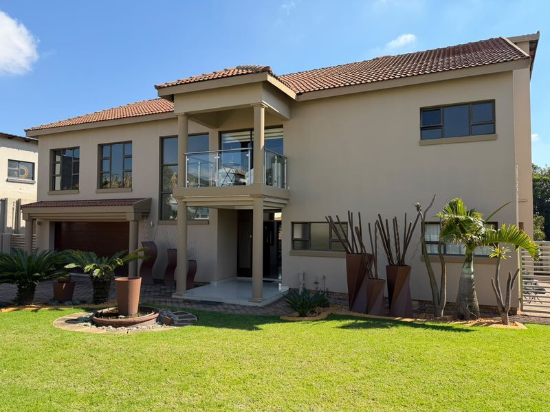 Modern Double-Storey Family Home with Exceptional Entertainment Features in Bendor - Photo 2