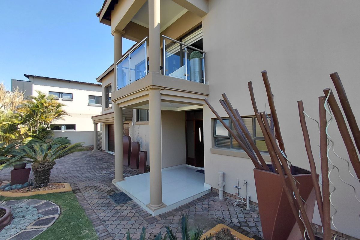 Modern Double-Storey Family Home with Exceptional Entertainment Features in Bendor - Photo 4