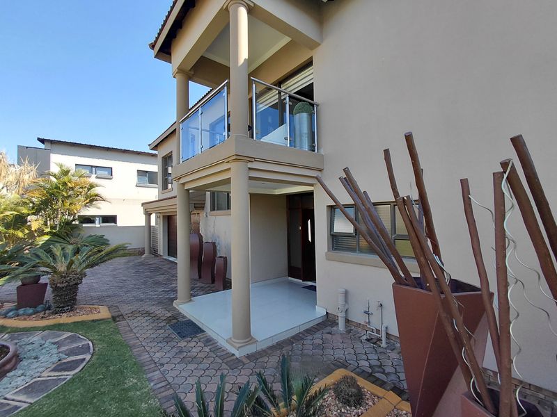 Modern Double-Storey Family Home with Exceptional Entertainment Features in Bendor - Photo 4