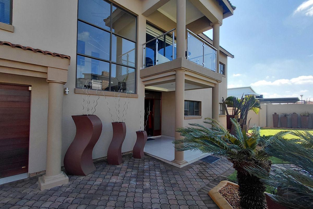 Modern Double-Storey Family Home with Exceptional Entertainment Features in Bendor - Photo 3