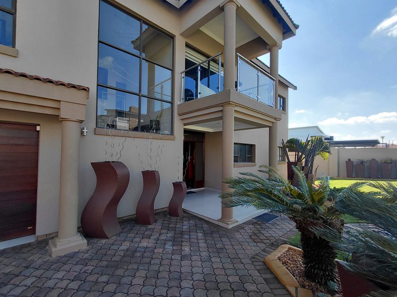 Modern Double-Storey Family Home with Exceptional Entertainment Features in Bendor - Photo 3