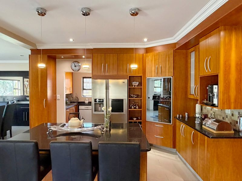 Modern Double-Storey Family Home with Exceptional Entertainment Features in Bendor - Photo 10