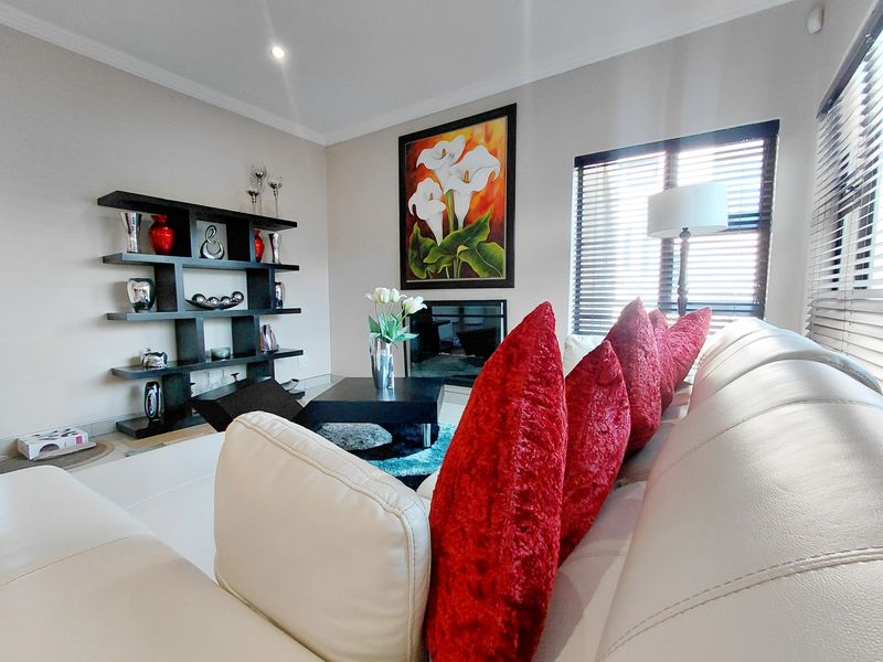 Modern Double-Storey Family Home with Exceptional Entertainment Features in Bendor - Photo 9