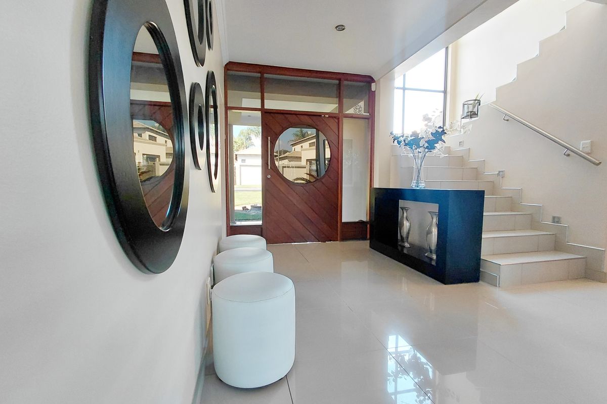 Modern Double-Storey Family Home with Exceptional Entertainment Features in Bendor - Photo 5