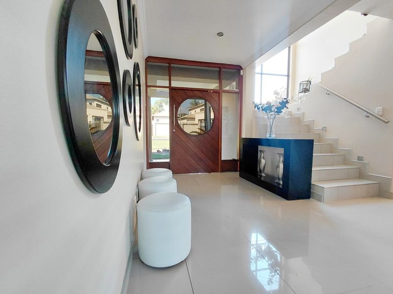 Modern Double-Storey Family Home with Exceptional Entertainment Features in Bendor - Photo 5
