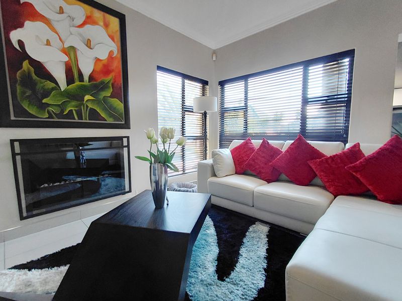 Modern Double-Storey Family Home with Exceptional Entertainment Features in Bendor - Photo 8