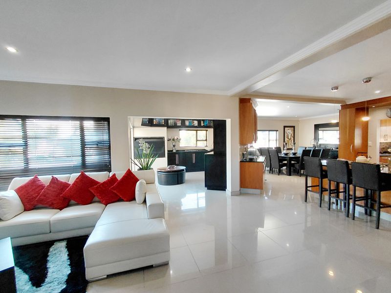 Modern Double-Storey Family Home with Exceptional Entertainment Features in Bendor - Photo 7