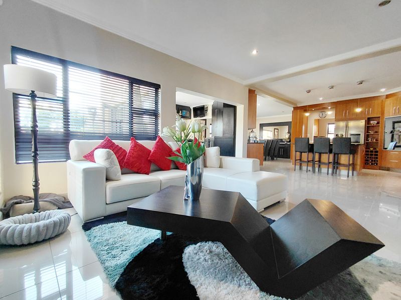 Modern Double-Storey Family Home with Exceptional Entertainment Features in Bendor - Photo 6
