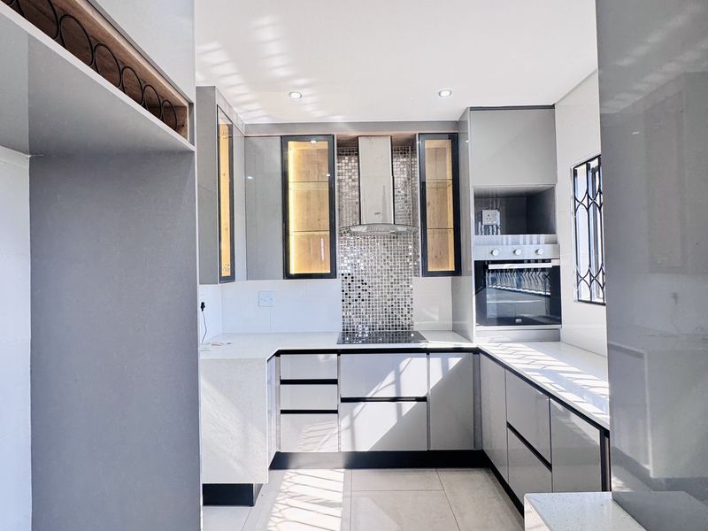 Modern 4 Bedroom Family Home with 2 En-Suites in Aerorand - Photo 1
