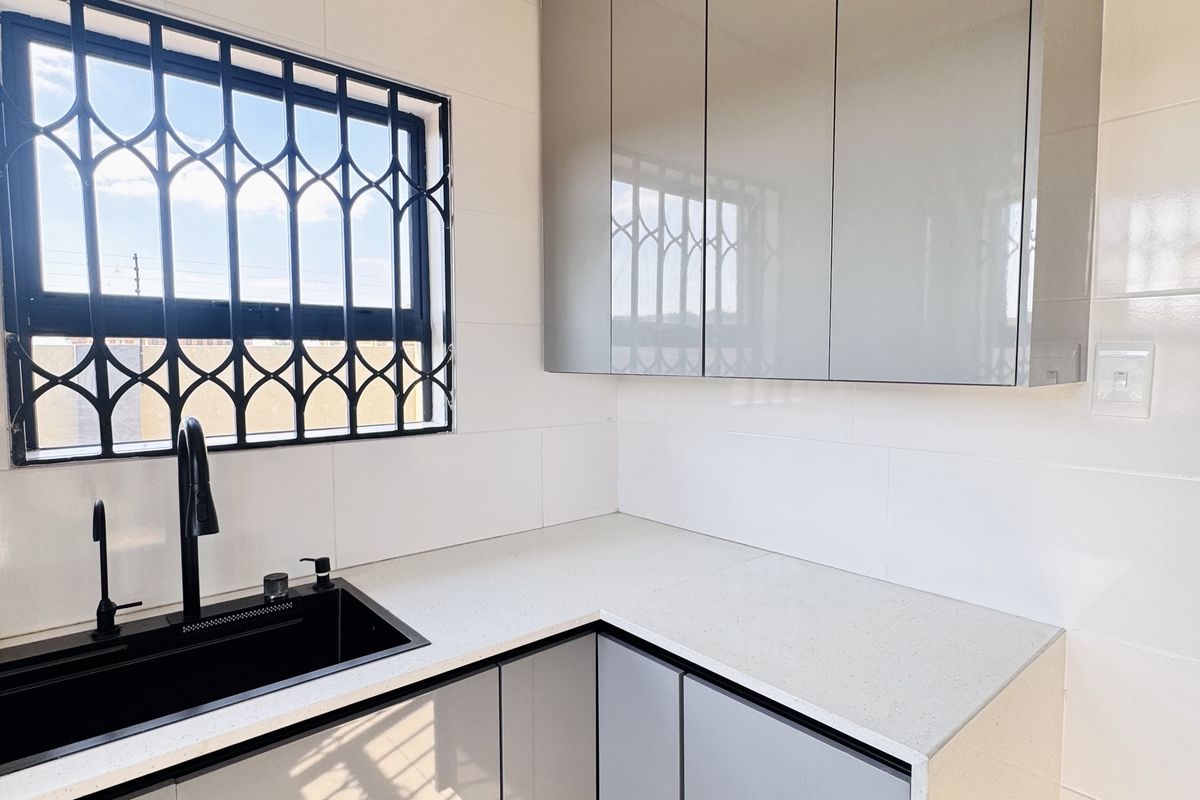 Modern 4 Bedroom Family Home with 2 En-Suites in Aerorand - Photo 4