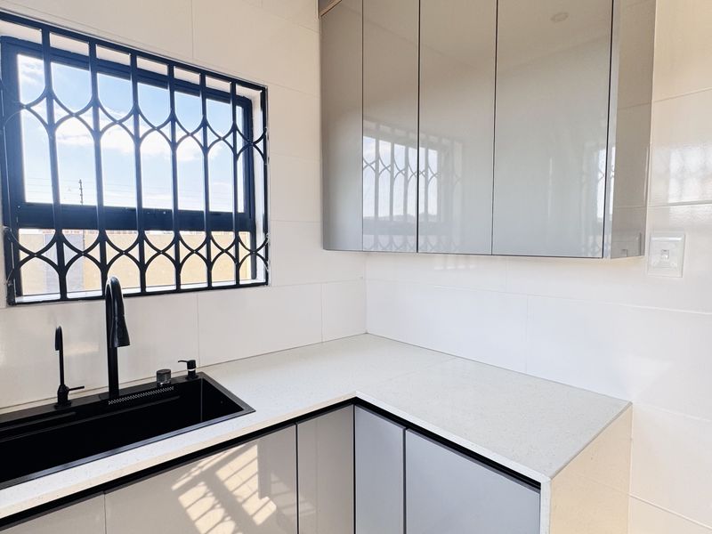 Modern 4 Bedroom Family Home with 2 En-Suites in Aerorand - Photo 4