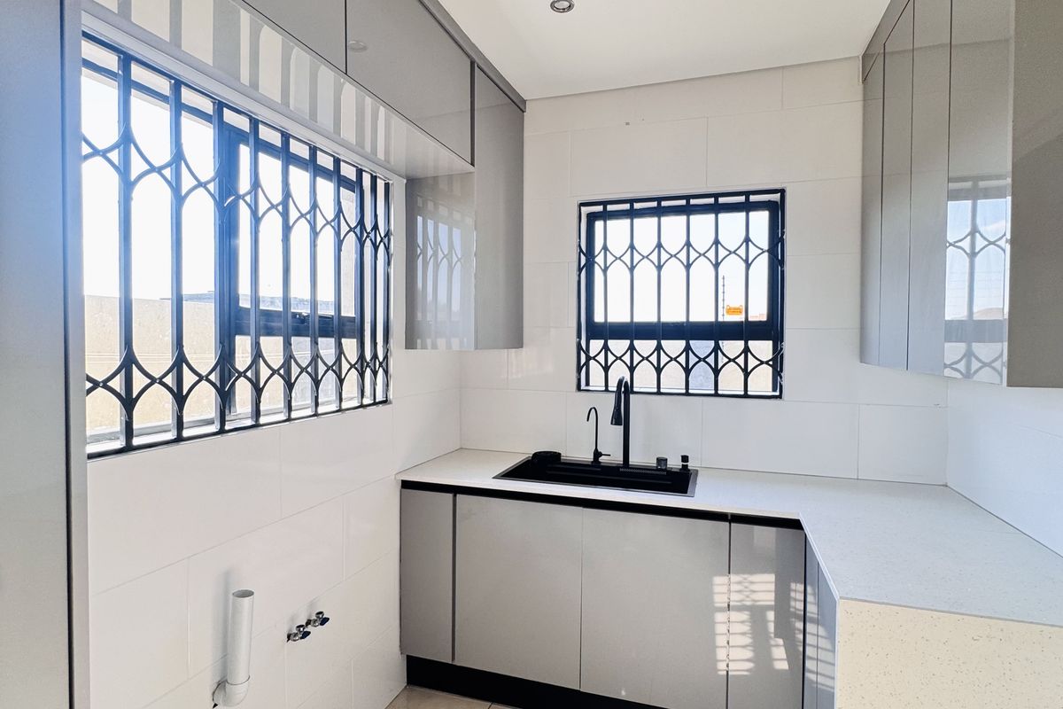 Modern 4 Bedroom Family Home with 2 En-Suites in Aerorand - Photo 5