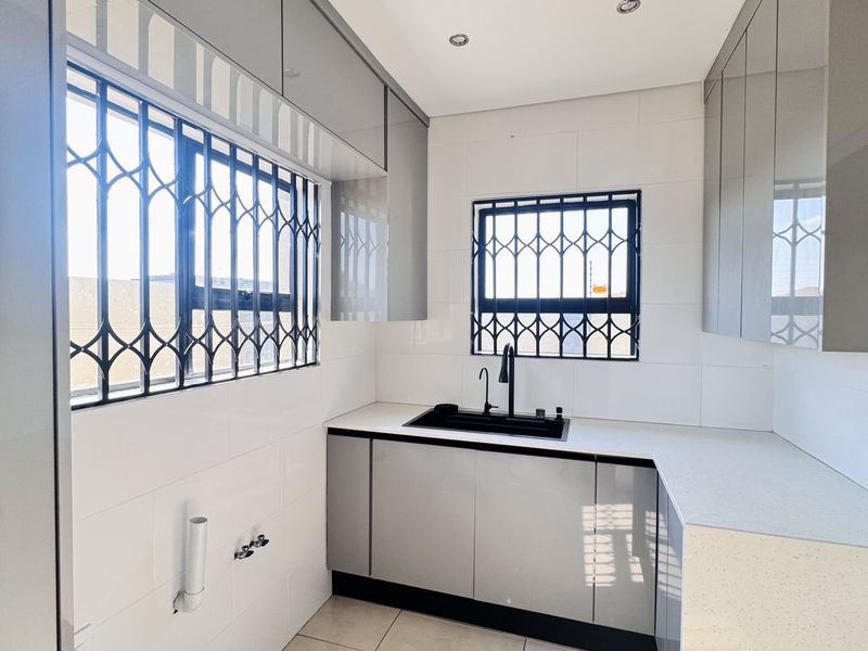 Modern 4 Bedroom Family Home with 2 En-Suites in Aerorand - Photo 5