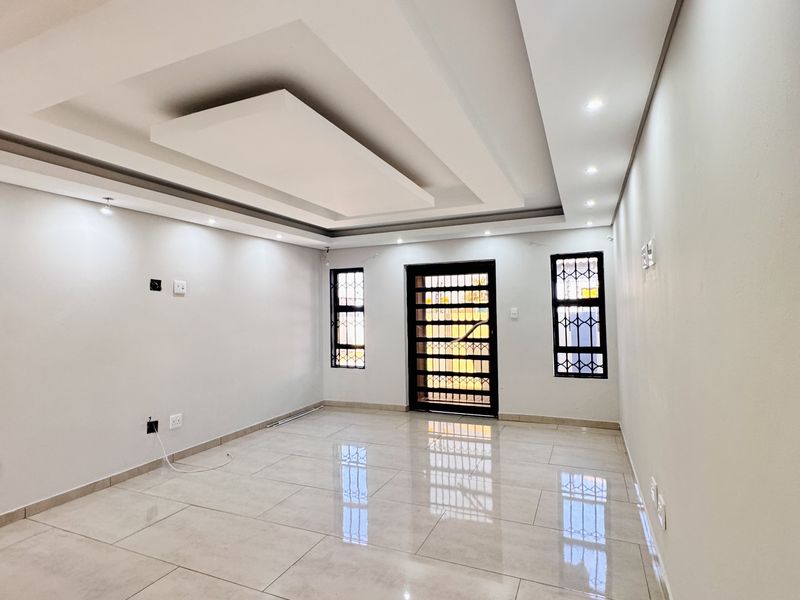 Modern 4 Bedroom Family Home with 2 En-Suites in Aerorand - Photo 9