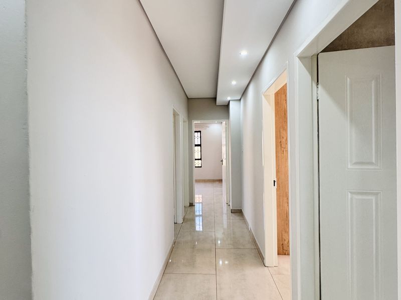 Modern 4 Bedroom Family Home with 2 En-Suites in Aerorand - Photo 10