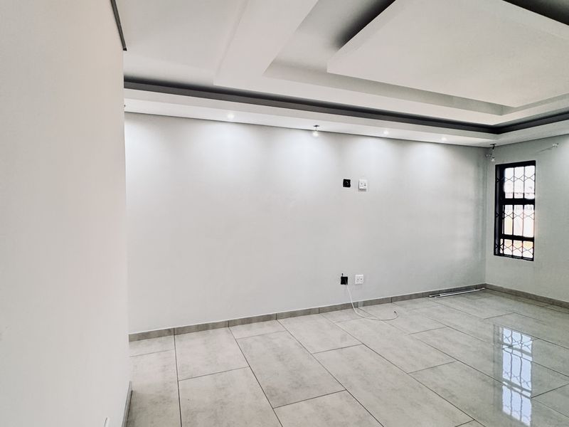 Modern 4 Bedroom Family Home with 2 En-Suites in Aerorand - Photo 8