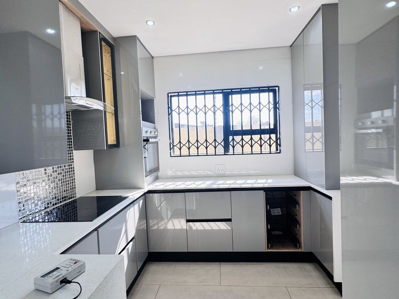 Modern 4 Bedroom Family Home with 2 En-Suites in Aerorand - Photo 7