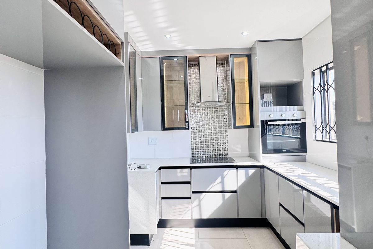 Modern 4 Bedroom Family Home with 2 En-Suites in Aerorand - Photo 3