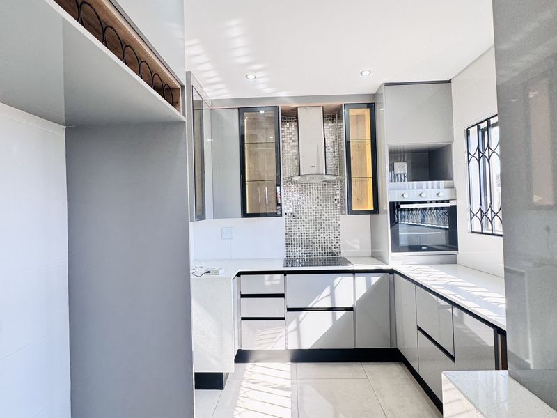 Modern 4 Bedroom Family Home with 2 En-Suites in Aerorand - Photo 3