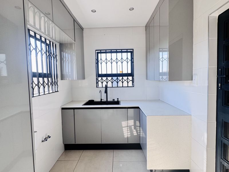 Modern 4 Bedroom Family Home with 2 En-Suites in Aerorand - Photo 6