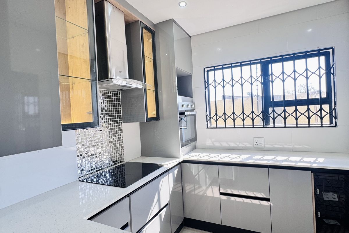 Modern 4 Bedroom Family Home with 2 En-Suites in Aerorand - Photo 2