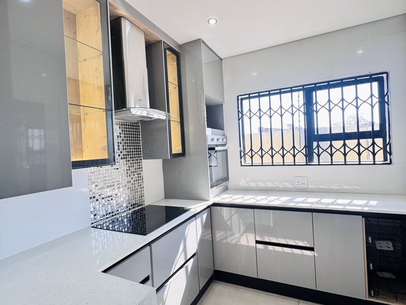 Modern 4 Bedroom Family Home with 2 En-Suites in Aerorand - Photo 2