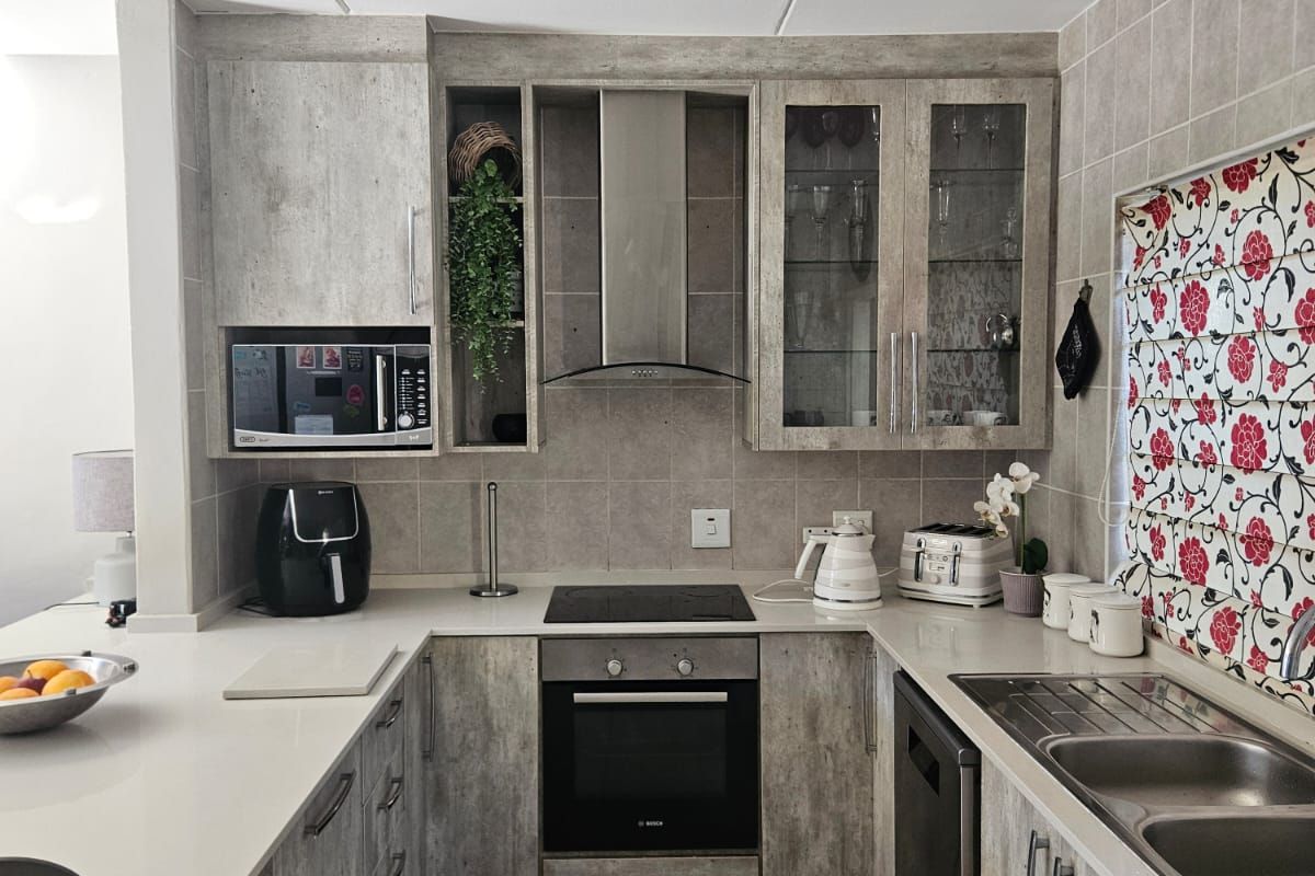 Discover a beautifully renovated home in Sundowner - Photo 3