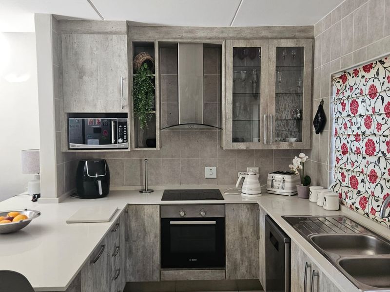 Discover a beautifully renovated home in Sundowner - Photo 3