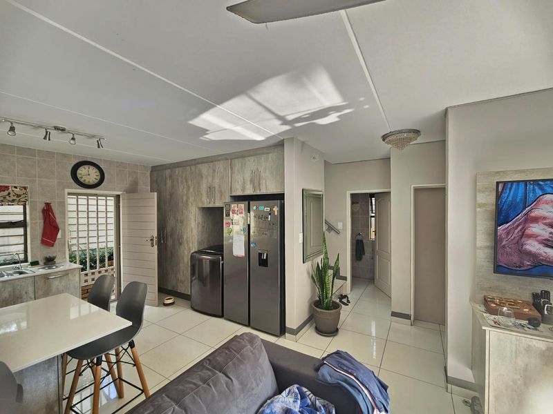 Discover a beautifully renovated home in Sundowner - Photo 8