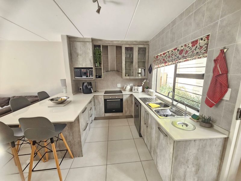 Discover a beautifully renovated home in Sundowner - Photo 9