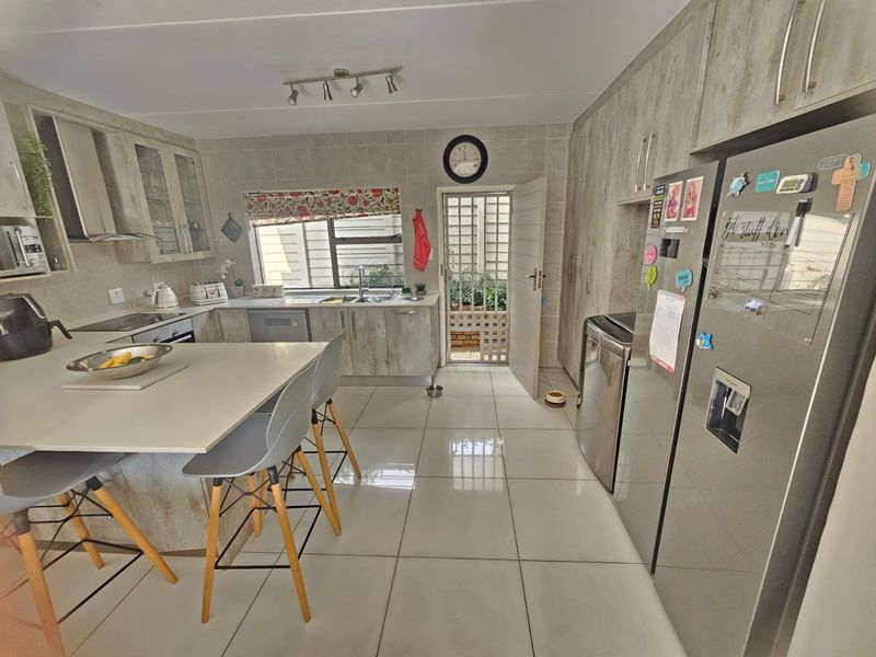 Discover a beautifully renovated home in Sundowner - Photo 7