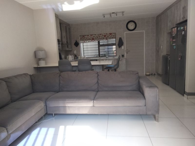 Discover a beautifully renovated home in Sundowner - Photo 6