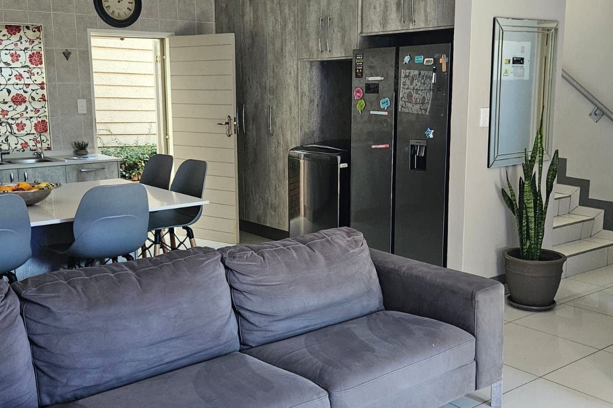 Discover a beautifully renovated home in Sundowner - Photo 2