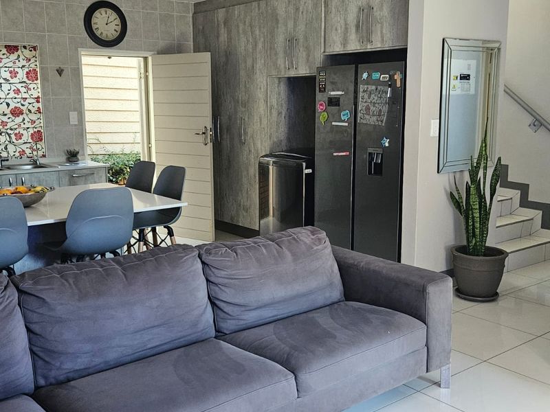Discover a beautifully renovated home in Sundowner - Photo 2