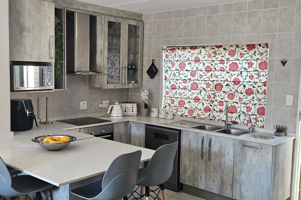 Discover a beautifully renovated home in Sundowner - Photo 4